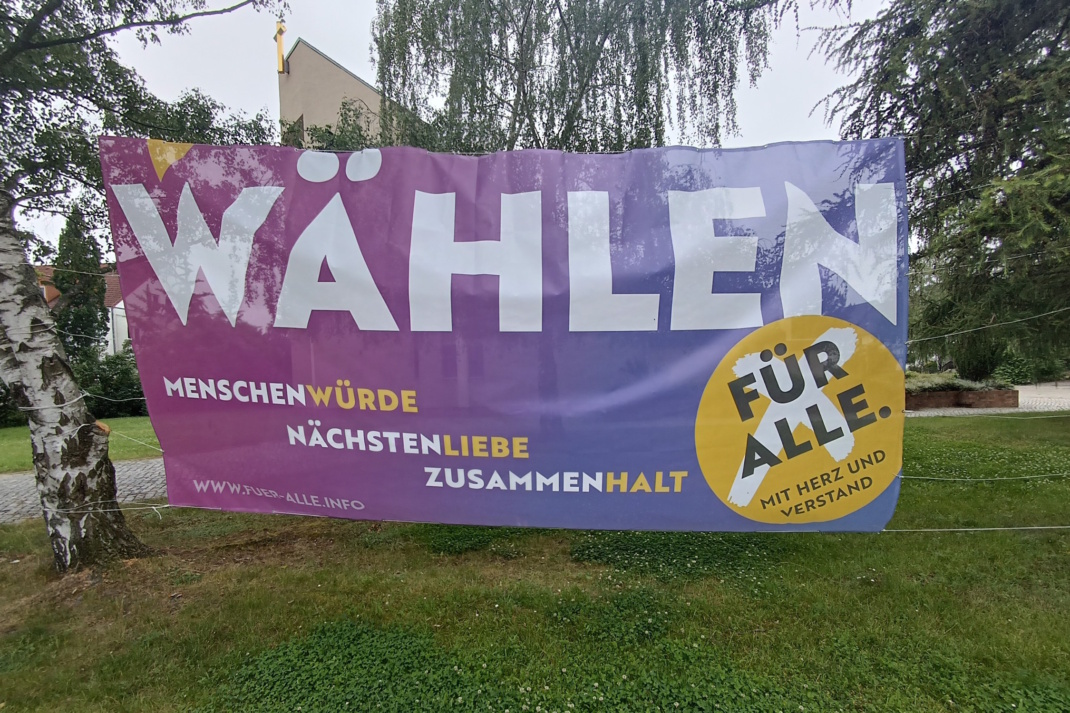 Aufgehängter Appell zur Wahlteilnahme.