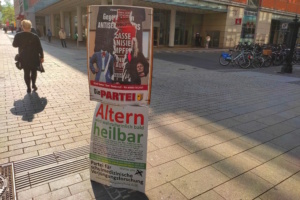Wahlplakate in der Fußgängerzone.