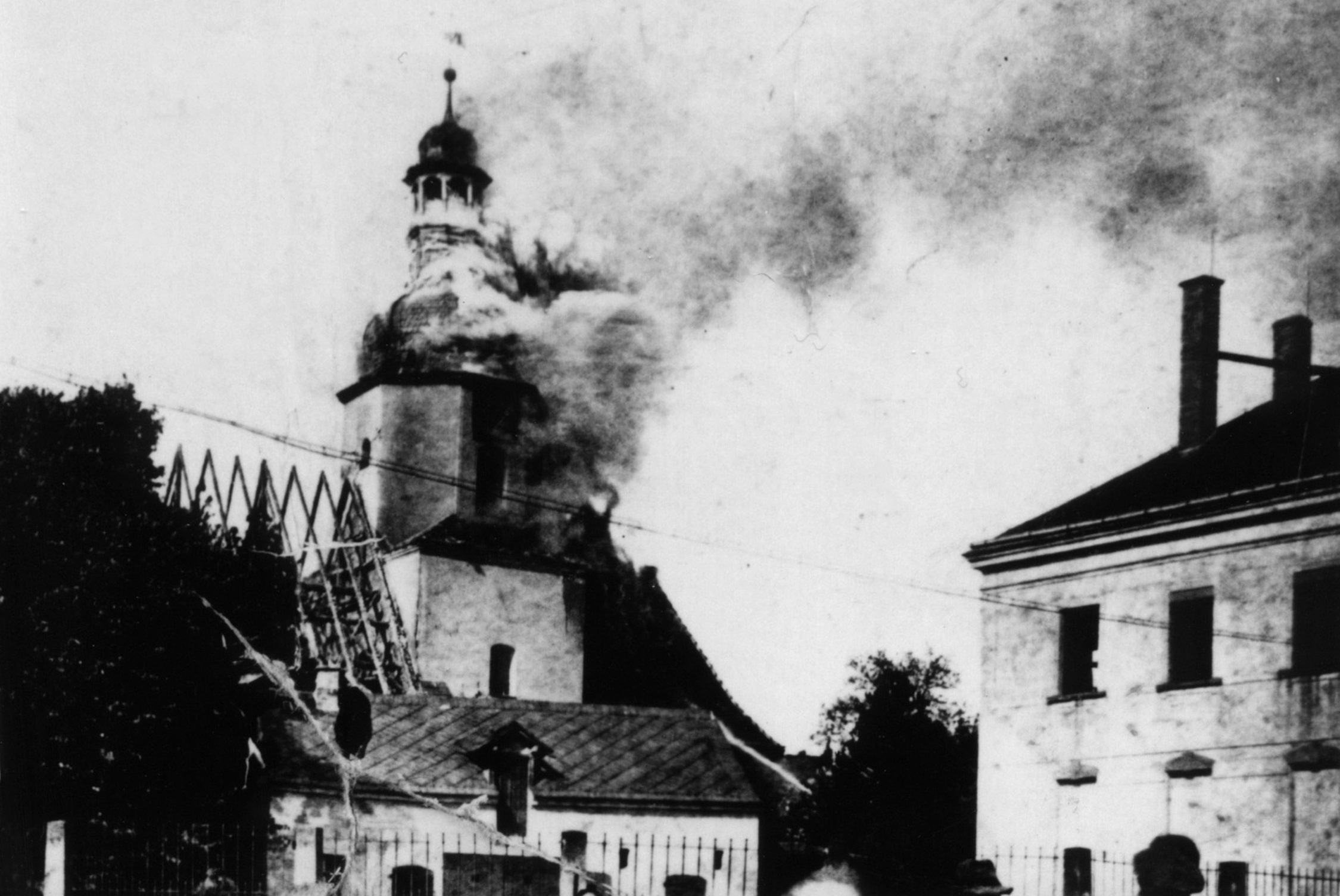 Der Brand der Kirche Zöbigker im Jahr 1942 (CC BY-SA 3.0, https://commons.wikimedia.org/w/index.php?curid=1321902)