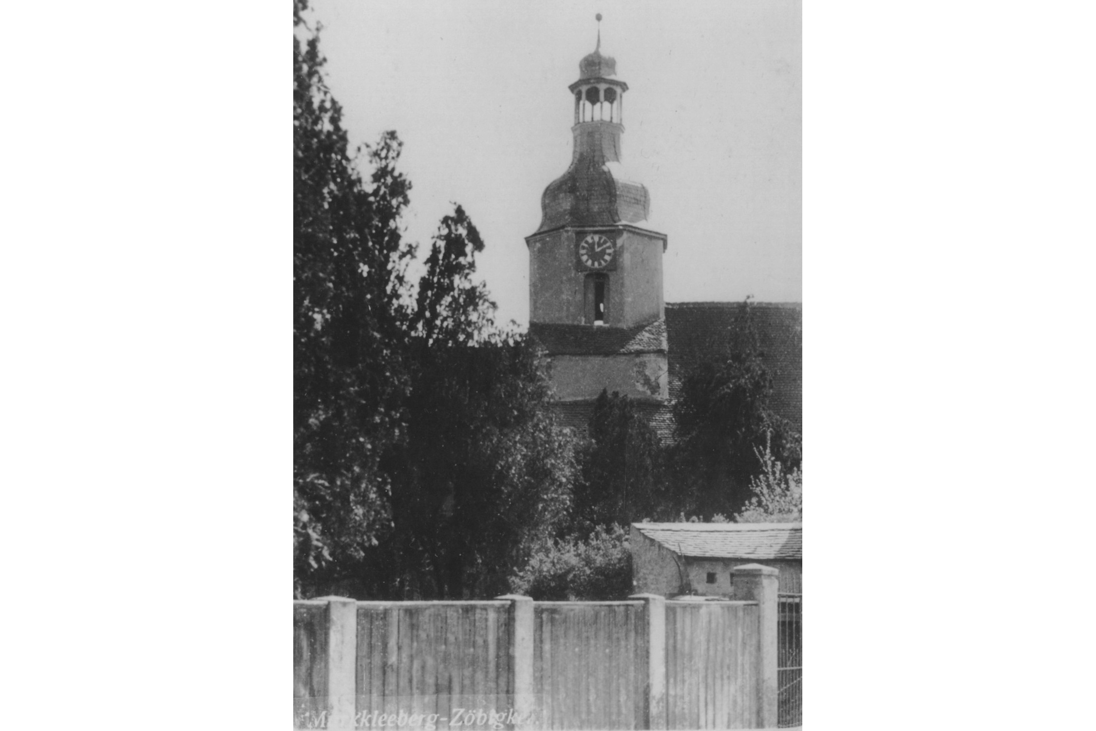 Der unversehrte Kirchturm Zöbigker, vor 1942 (CC BY-SA 3.0, https://commons.wikimedia.org/w/index.php?curid=1321809)