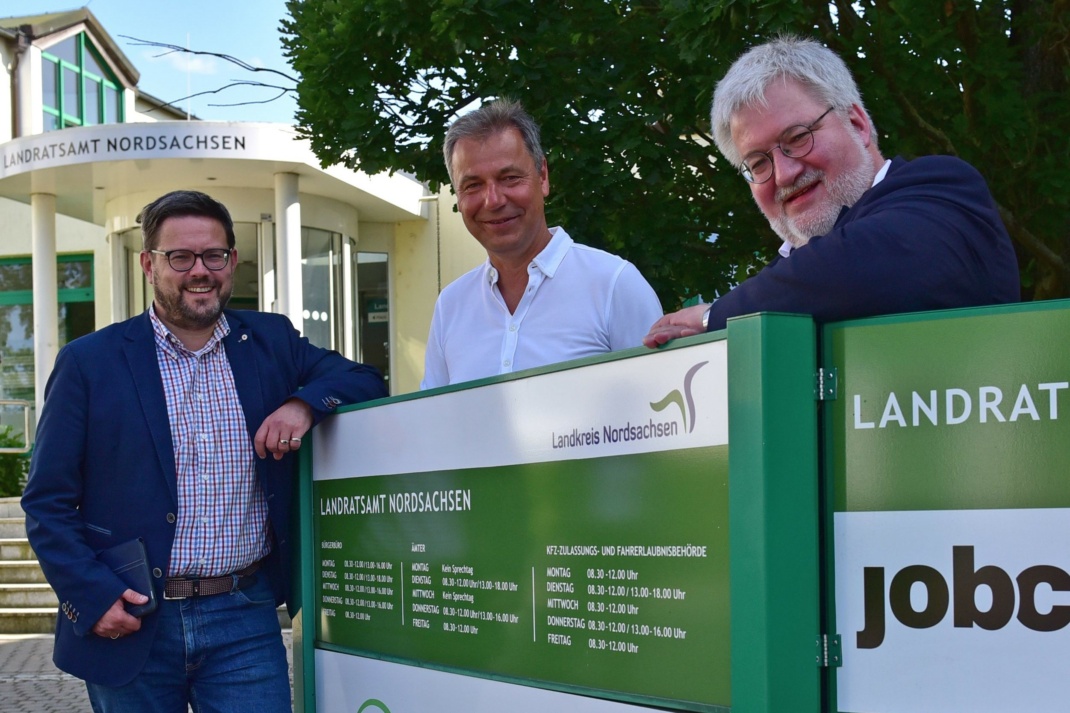 Landrat Kai Emanuel mit MdB Lars Rohwer (l.) und MdB Stephan Albani (r.) Foto: LRA/Bley