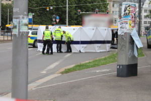 Unfallstelle mit Polizisten, DEKRA und Sichtschutz.
