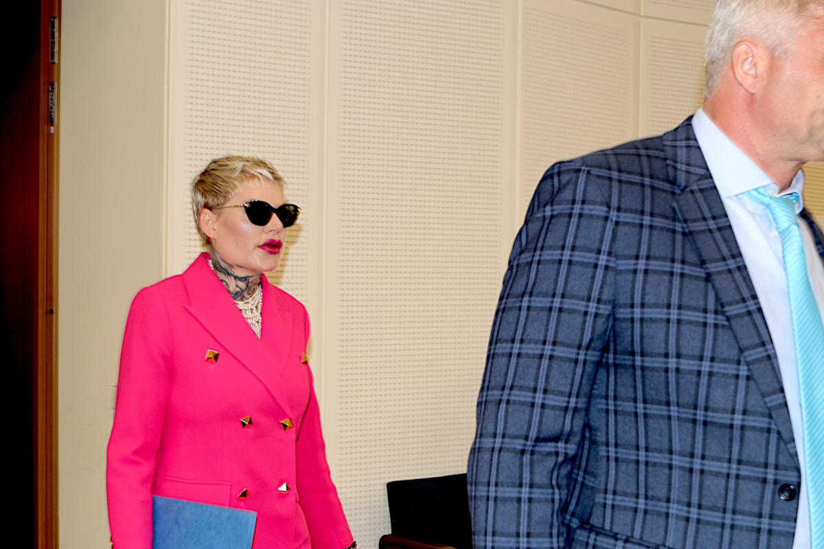 Melanie Müller betritt den Saal. Foto: Lucas Böhme