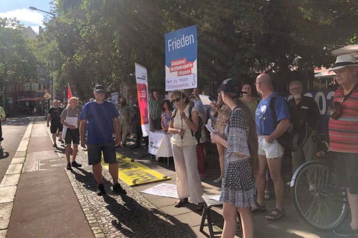 Gruppe von Menschen mit Plakaten