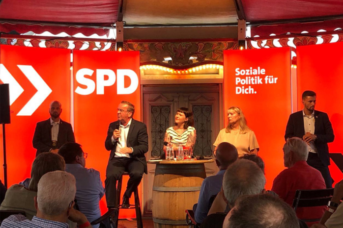 Podium mit fünf Menschen