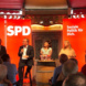Podium mit fünf Menschen.