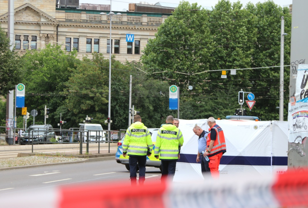 Unfallort, Rettungskräfte und aufgestellter Sichtschutz.
