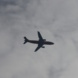 Flugzeug am Himmel, Wolken, Aufnahme vom Boden aus.