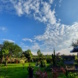 Garten, Wolken und blauer Himmel.