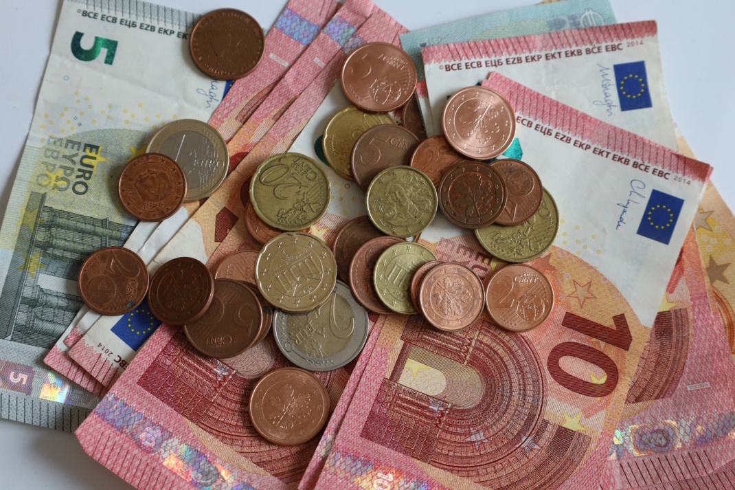 Geldscheine und -münzen.