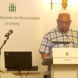 Vortragsveranstaltung, Mann am Rednerpult.