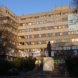 Matthäikirchhof, alte langgestreckte Bürogebäude.