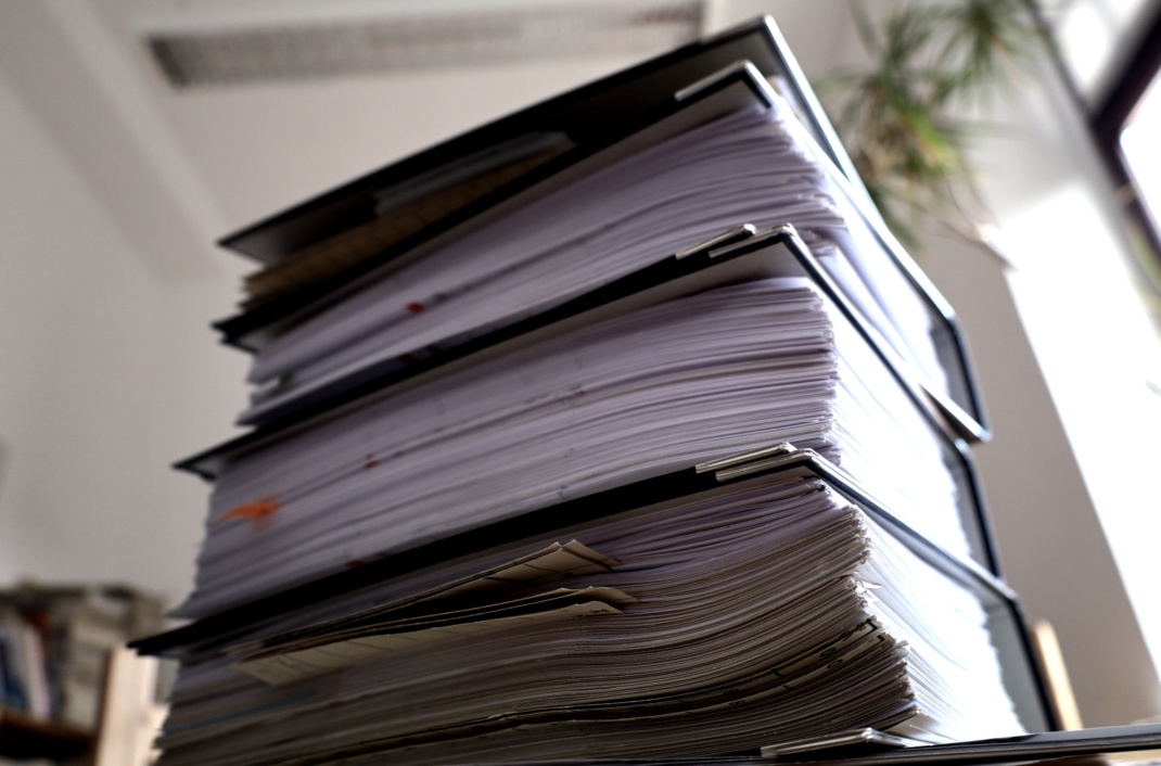 Gestapelte Akten, von unten fotografiert.
