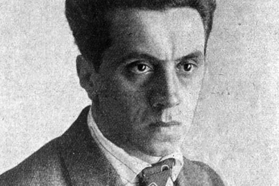 Schwarzweiß-Foto, Porträt einer Person.