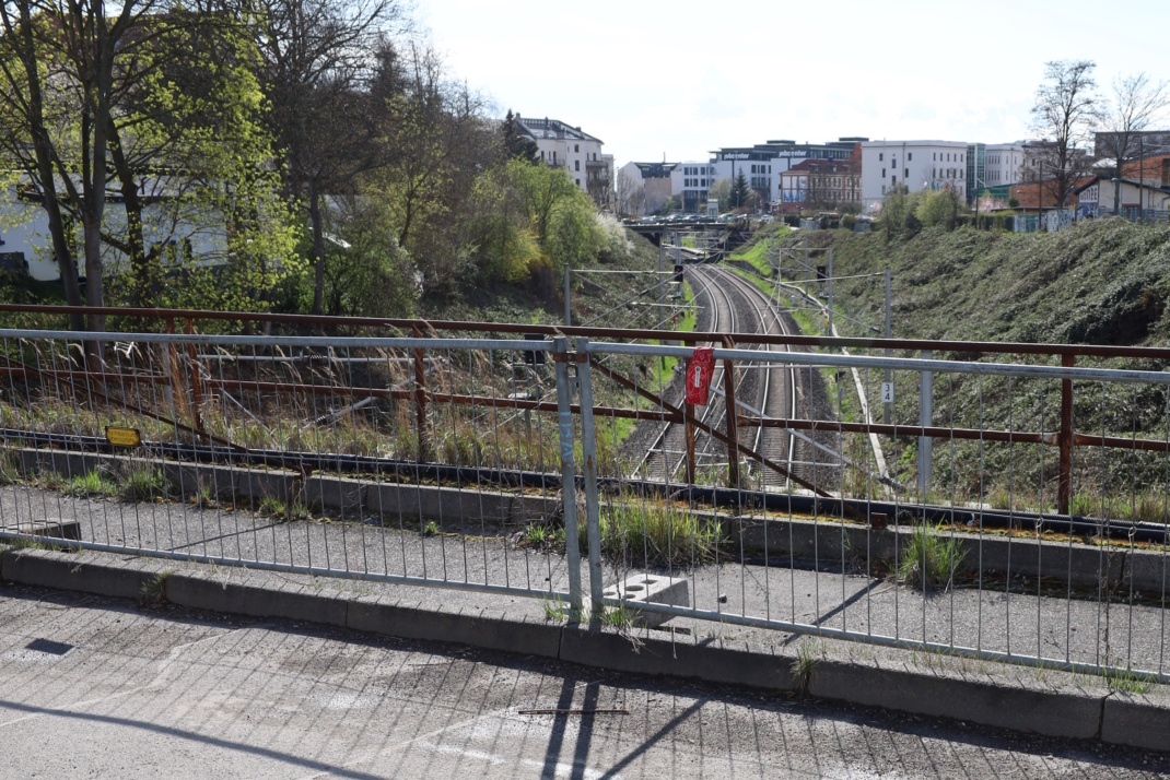 Blick auf S-Bahn-Gleise, Standpunkt alte Eisenbahnbrücke.