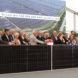 Menschen bei der Eröffnung des Energieparks.