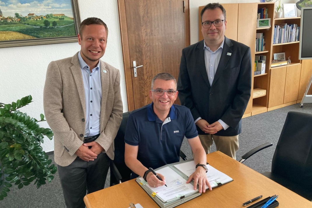 V. l. n. r.: Kämmerer Marcus Rietig, enviaM-Vorstandsvorsitzender Dr. Stephan Lowis und Bürgermeister Tobias Meier