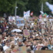 Die Demonstration des Bündnisses „Hand in Hand für Demokratie und Menschenrechte“ am 25. August 2024 in Leipzig. Foto: Noah Lorenz