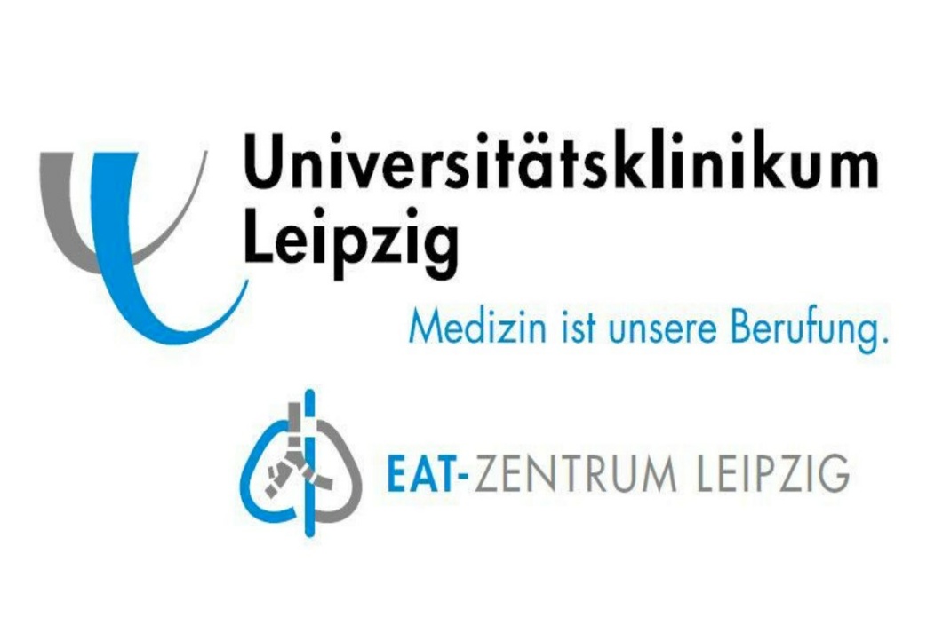 weitere Fotos: Gründungsteam des EAT-Zentrums am UKL (v. l. n. r.): Prof. Martin Lacher, Direktor der Klinik und Poliklinik für Kinderchirurgie; Prof. Tobias Piegeler, MBA, Geschäftsführender Oberarzt, Klinik und Poliklinik für Anästhesiologie und Intensivtherapie; Ulrike Knauf, Kinderchirurgisches CaseManagement, Klinik und Poliklinik für Kinderchirurgie; Prof. Ulrich H. Thome, Leiter der Abteilung Neonatologie Klinik und Poliklinik für Kinder- und Jugendmedizin; Dr. Sylvi Meuret, stellvertretende Leiterin der Sektion Phoniatrie und Audiologie, Klinik und Poliklinik für Hals-, Nasen- und Ohrenheilkunde; Dr. Susanne Schrey-Petersen, Stellvertretende Leiterin der Abteilung für Geburtsmedizin; PD Dr. Sebastian Krämer, stellvertretender Bereichsleiter Thoraxchirurgie, Klinik und Poliklinik für Viszeral-, Transplantations-, Thorax- und Gefäßchirurgie; PD Dr. Jan Gosemann, Vertreter des Klinikdirektors, Klinik und Poliklinik für Kinderchirurgie; Prof. Christoph-Eckhard Heyde, Geschäftsführender Klinikdirektor, Bereichsleiter Wirbelsäulenchirurgie, Klinik und Poliklinik für Orthopädie, Unfallchirurgie und Plastische Chirurgie; PD Dr. Freerk Prenzel, Bereichsleiter Pädiatrische Pneumologie und Allergologie, Klinik und Poliklinik für Kinder- und Jugendmedizin; Prof. Franz Wolfgang Hirsch, Direktor Institut für Kinderradiologie Foto: UKL/Hagen Deichsel Foto Download: Logo des neu gegründeten EAT-Zentrums am Universitätsklinikum Leipzig, Foto: UKL