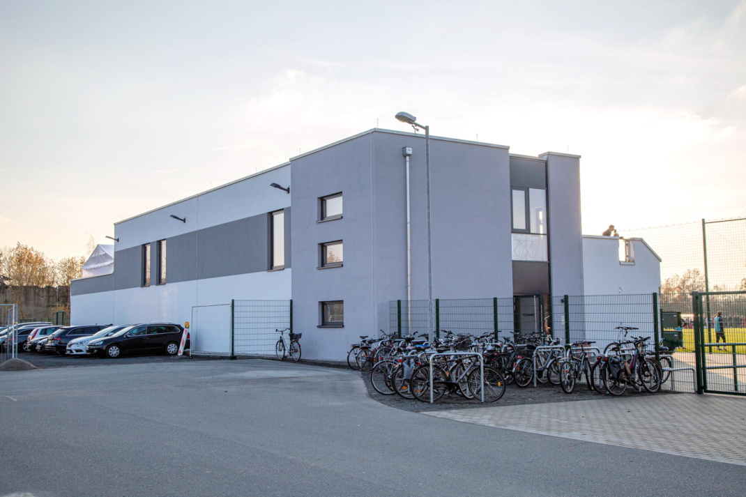 An diese Stelle soll die Mehrzweckhalle an den bestehen Sozialtrakt des Husarensportparks in der Lausicker Straße angebaut werden. Foto: Nils Geldner