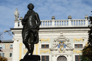 Goethe-Denkmal, Alte Handelsbörse im Hintergrund.