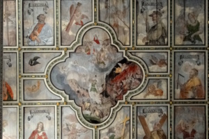 Deckenansicht einer Kirche.