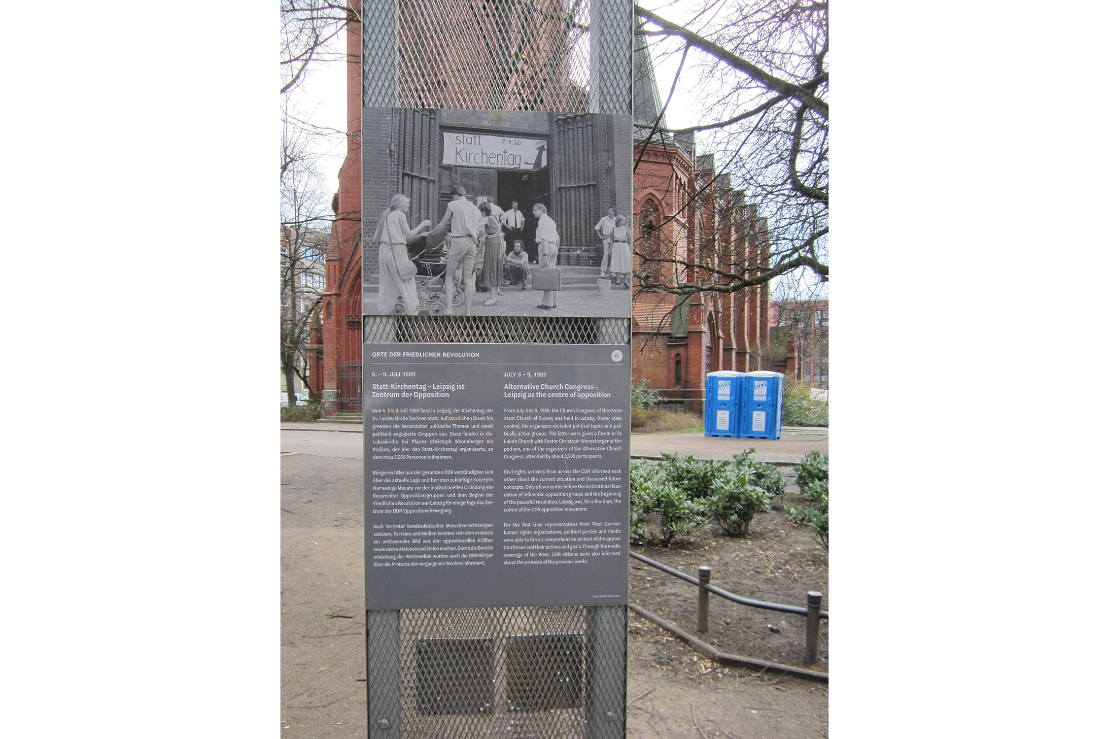 Eine Gedenktafel an 1989 an der Lukaskirche (Don-kun, CC BY-SA 4.0, https://commons.wikimedia.org/w/index.php?curid=42976659)
