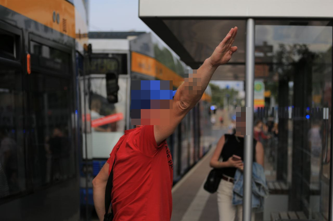 Dieser Mann wurde von der Polizei mitgenommen. Foto: LZ