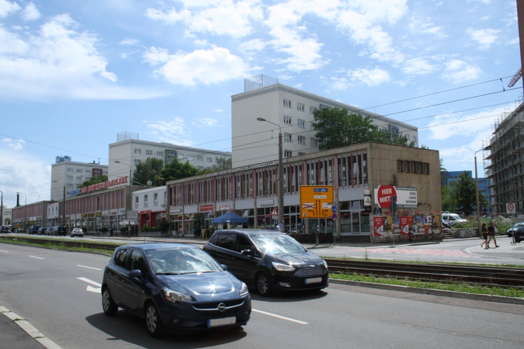 Straße mit Häusern und PKW.