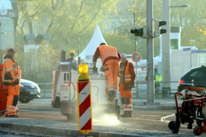 Baustelle und Bauarbeiter.