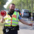 Halt, Polizei! Ein Polizist im Einsatz bittet zur Verkehrskontrolle (Symbolfoto). Foto: Jan Kaefer