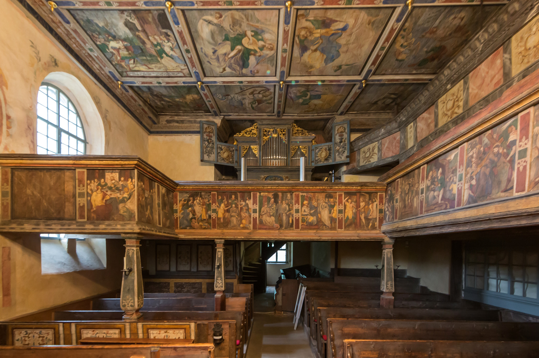 Ein Blick zu Orgel, Emporen und Bilderdecke (NoRud, CC BY-SA 4.0, https://commons.wikimedia.org/w/index.php?curid=43557022)