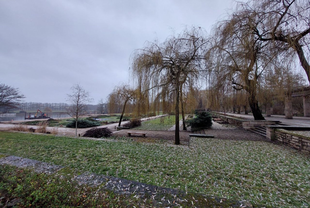 Westlicher Richard-Wagner-Hain mit Blick zu den Wasserbecken.