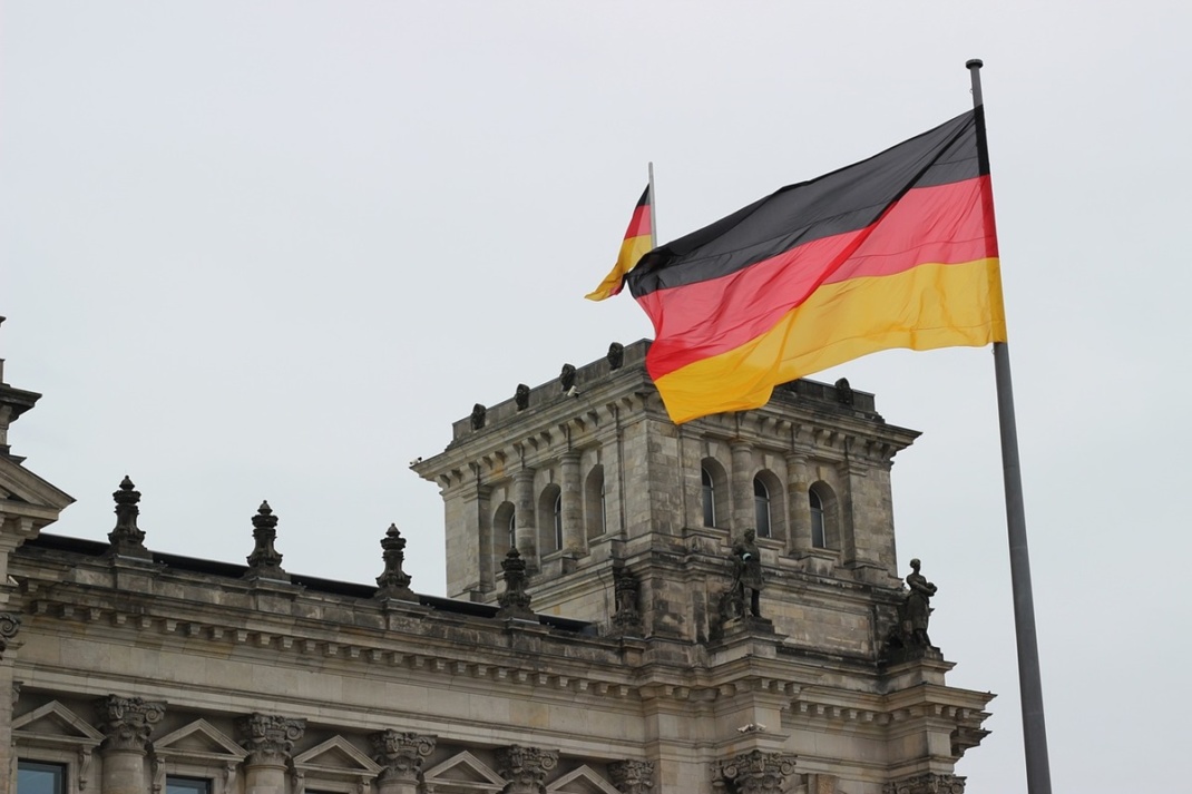 Deutschlandflagge mit Reichstag.