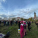 Hunderte Menschen auf einer Wiese.