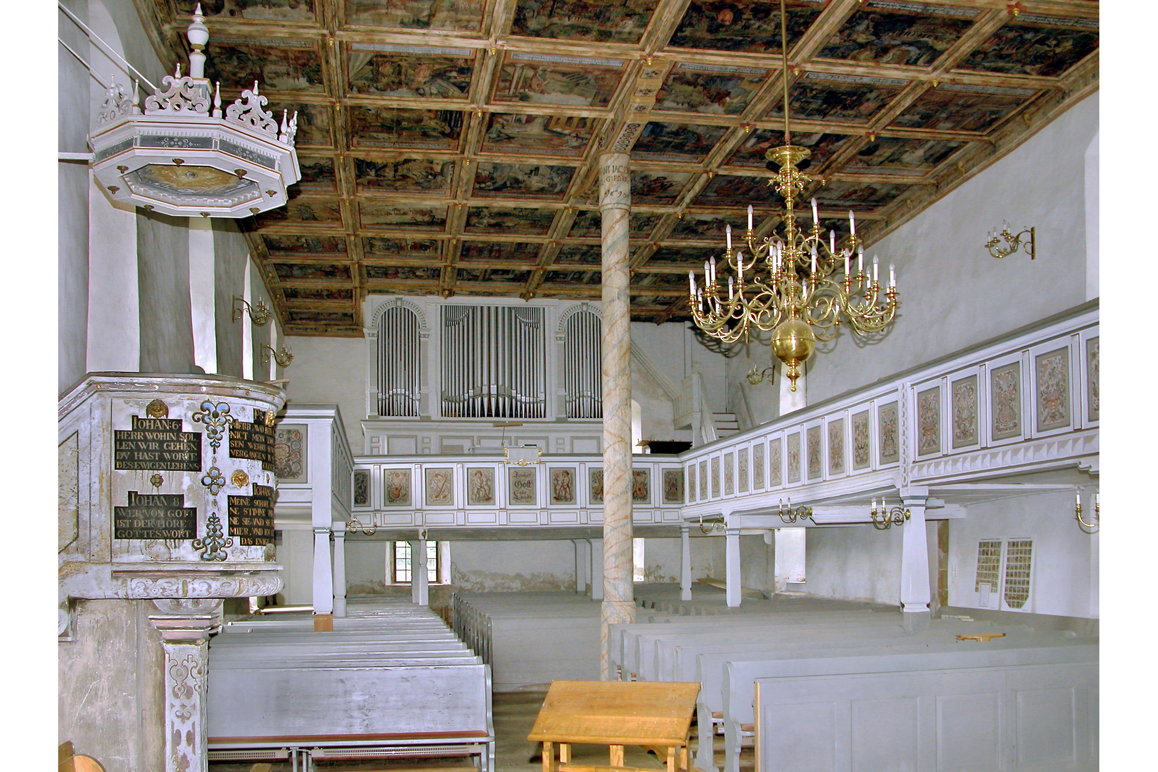 Aufnahme von Kanzel, Empore, Orgel und Bilderdecke (Jörg Blobelt, CC BY-SA 4.0, https://commons.wikimedia.org/w/index.php?curid=97320430)