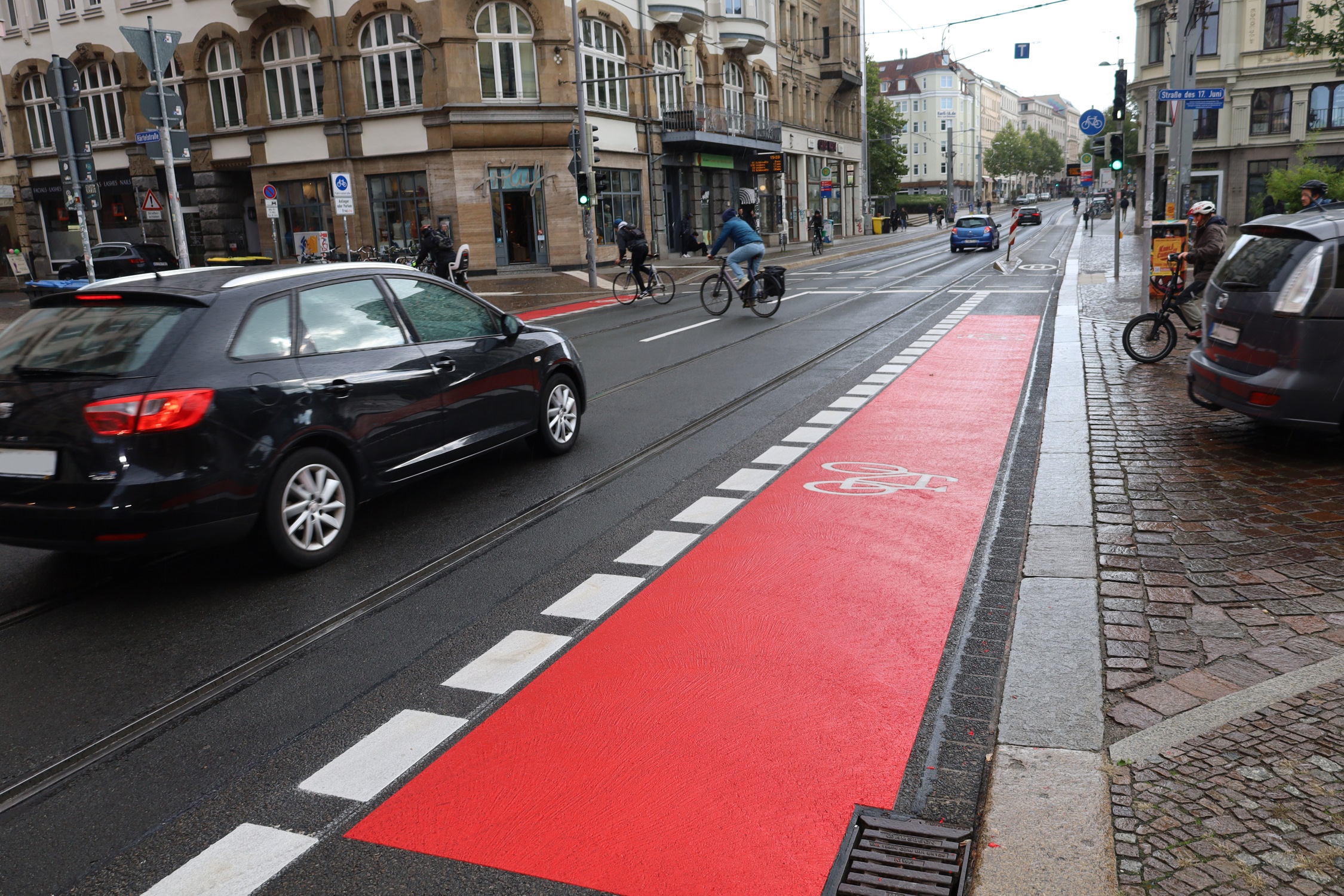 Neu in Verkehrsrot eingefärbt: Radstreifen an der Ecke Peterssteinweg/Straße des 17. Juni. Foto: Ralf Julke