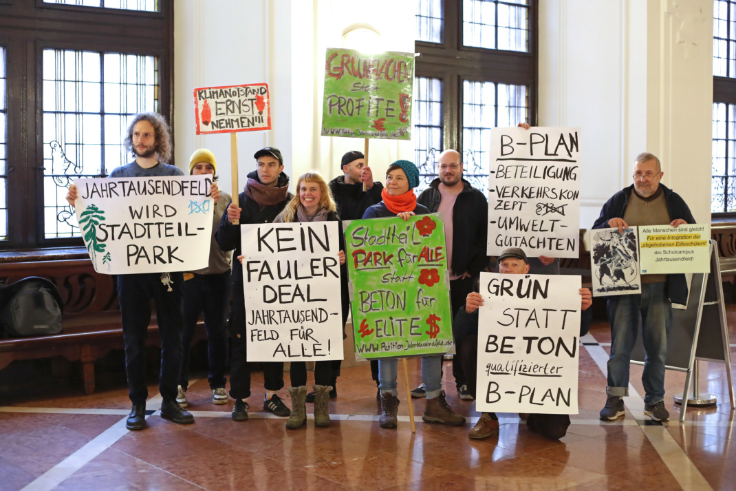 Protest der Bürgerinitiative „Jahrtausendfeld retten“ zur Stadtratssitzung im November 2024. Foto: LZ