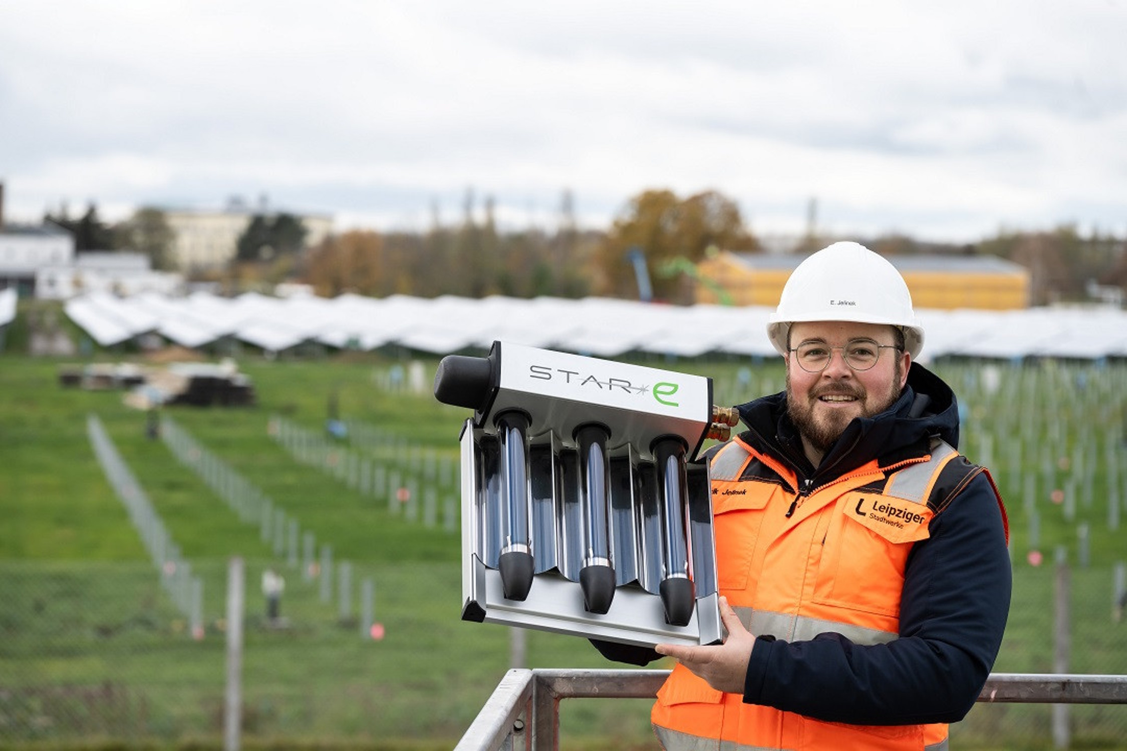 Herr Erik Jelinek, Projektleiter der Leipziger Stadtwerke, vor dem wachsenden Kollektorenfeld. Foto: Leipziger Gruppe