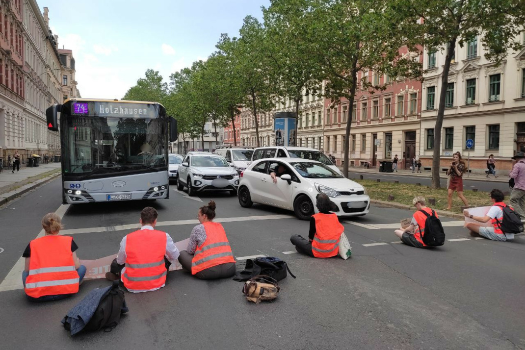 Blockade der Letzten Generation auf einer stark befahrenen Straße.