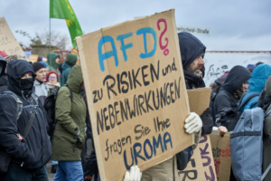 Protestgeschehen, Anti-AfD-Ttransparent, Demonstranten.