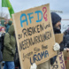 Protestgeschehen, Anti-AfD-Ttransparent, Demonstranten.