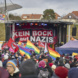 Protestveranstaltung gegen AfD, Menschen haben sich mit Flaggen vor einer Bühne versammelt.