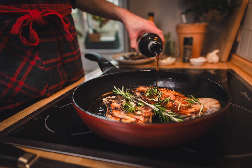 Kotelett in der Pfanne.