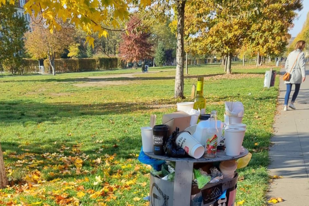 So sehen Papierkörbe voller Einwegverpackungen aus.