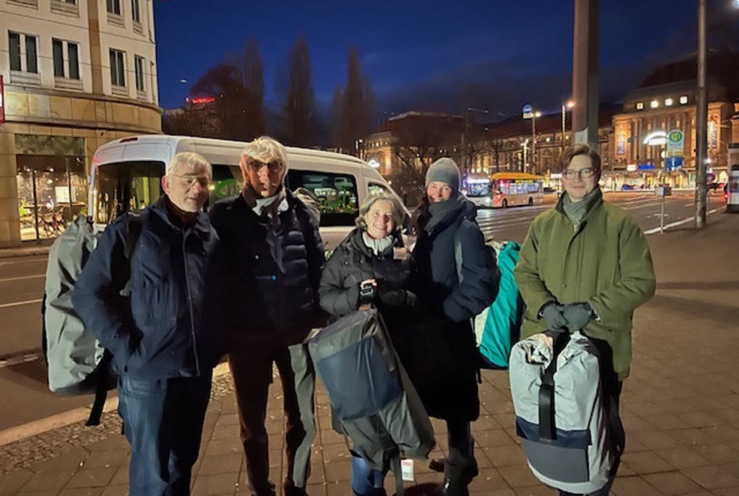 Personengruppe, die auf der Straße nebeneinander steht.