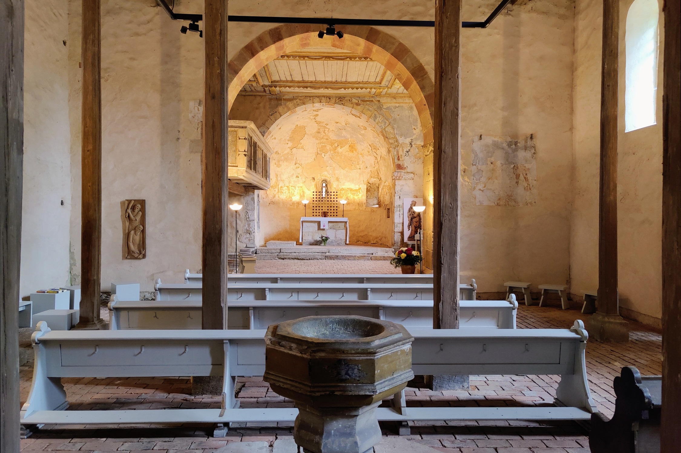 Blick vom Taufbecken zum Chor (Subbass1, CC BY-SA 4.0, https://commons.wikimedia.org/w/index.php?curid=107207428)