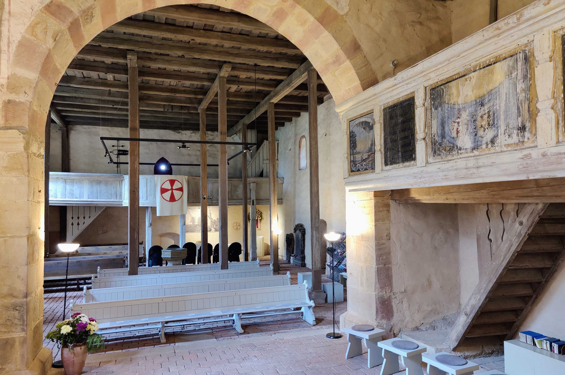 Blick ins Kirchenschiff (Subbass1, CC BY-SA 4.0, https://commons.wikimedia.org/w/index.php?curid=107207422)