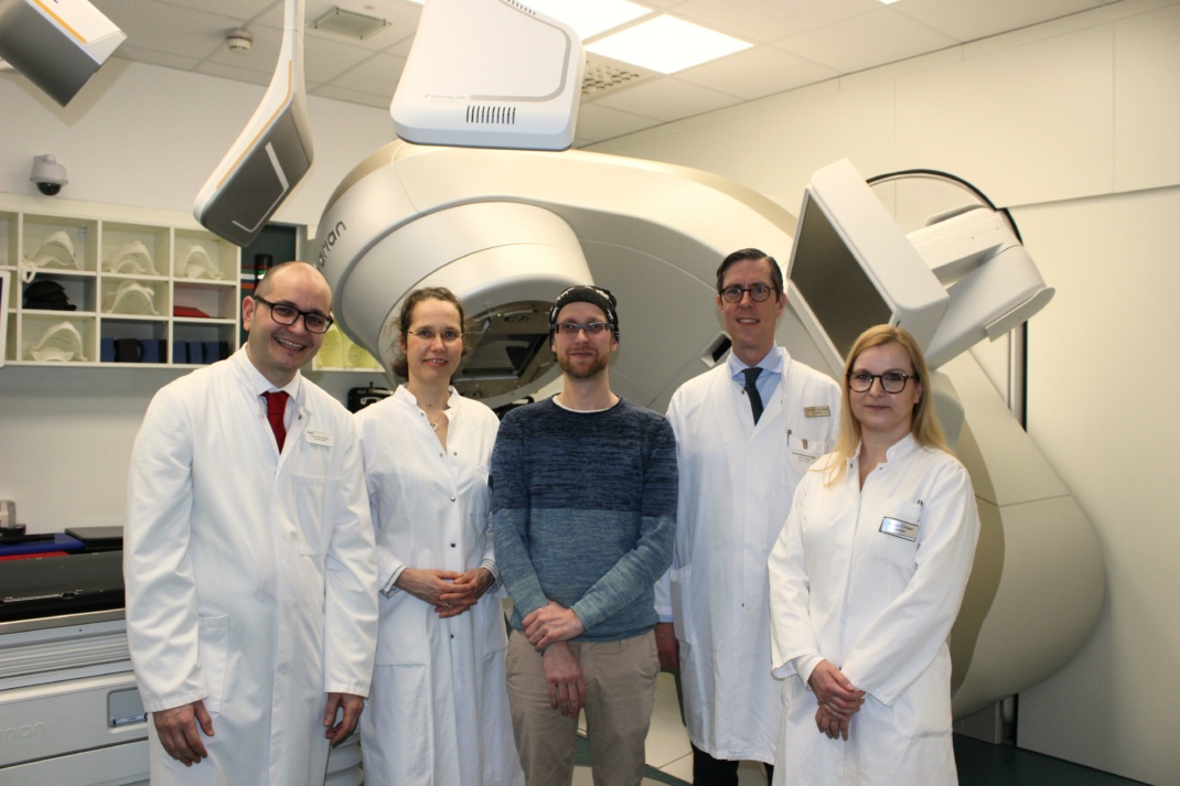 (von links nach rechts): Priv.-Doz. Dr. med. Sotirios Nedios, Priv.-Doz. Dr. med. Kerstin Bode, Daniel Hrivnak, Prof. Dr. Dr. med. Nils Nicolay, Dr. med. Franziska Nägler