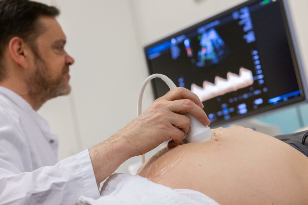 Mit Hilfe des neuen, hochpräzisen Ultraschallgerätes ist es dem Team der Geburtsmedizin am UKL um Direktor Prof. Holger Stepan jetzt möglich, eine noch exaktere pränatale Diagnostik vorzunehmen. Bild: UKL / Stefan Straube